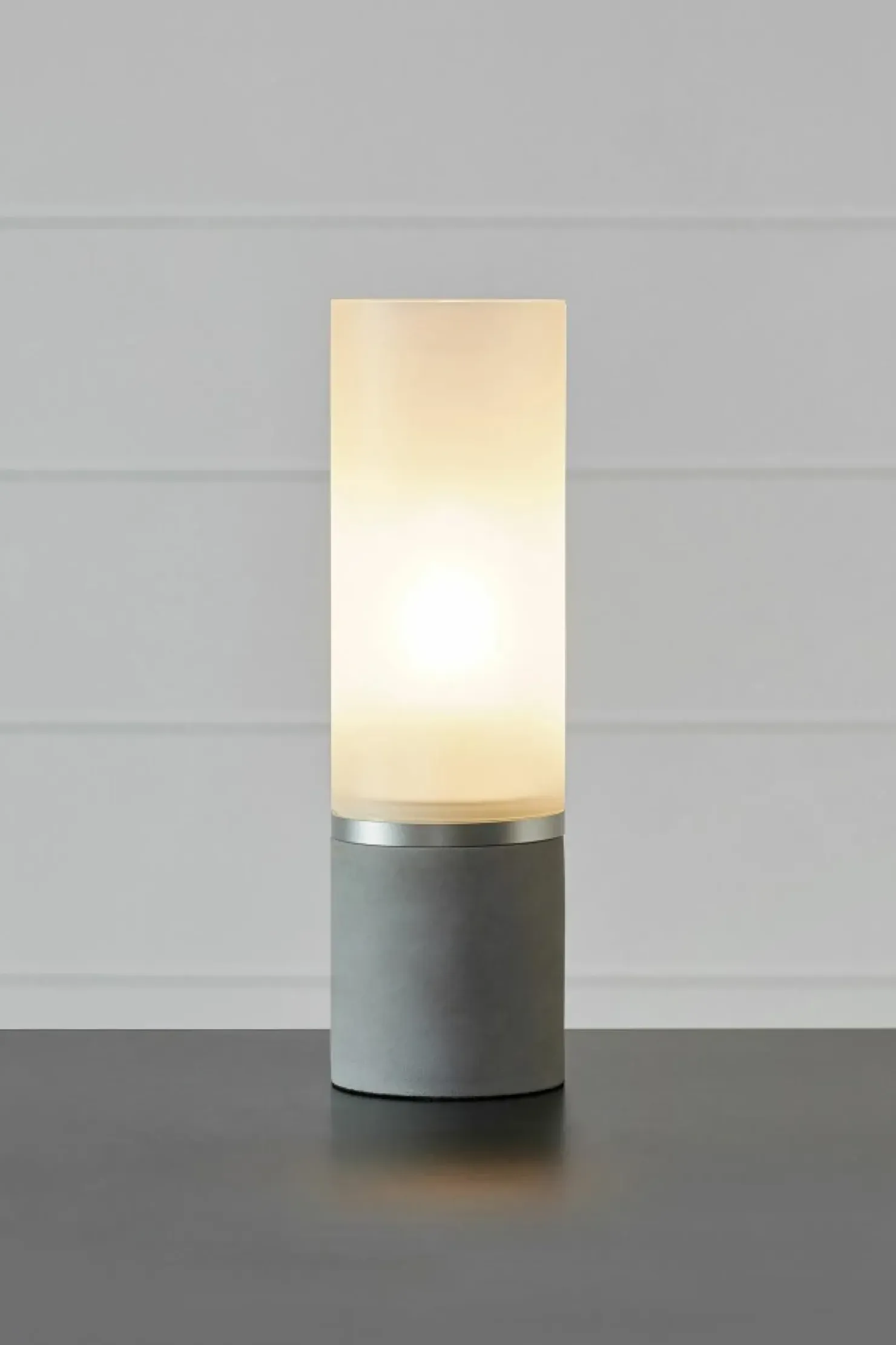 Betonowa lampka stołowa z kloszem, do salonu 108593 z serii MOLO*Sklep Kaja Flash Sale