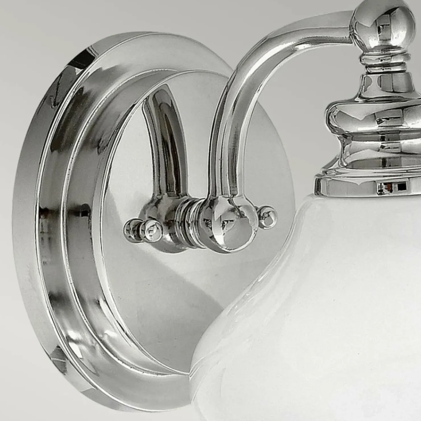 Chromowana lampa ścienna z kloszem HK-AINSLEY1-BATH z serii AINSLEY*Sklep Kaja Hot