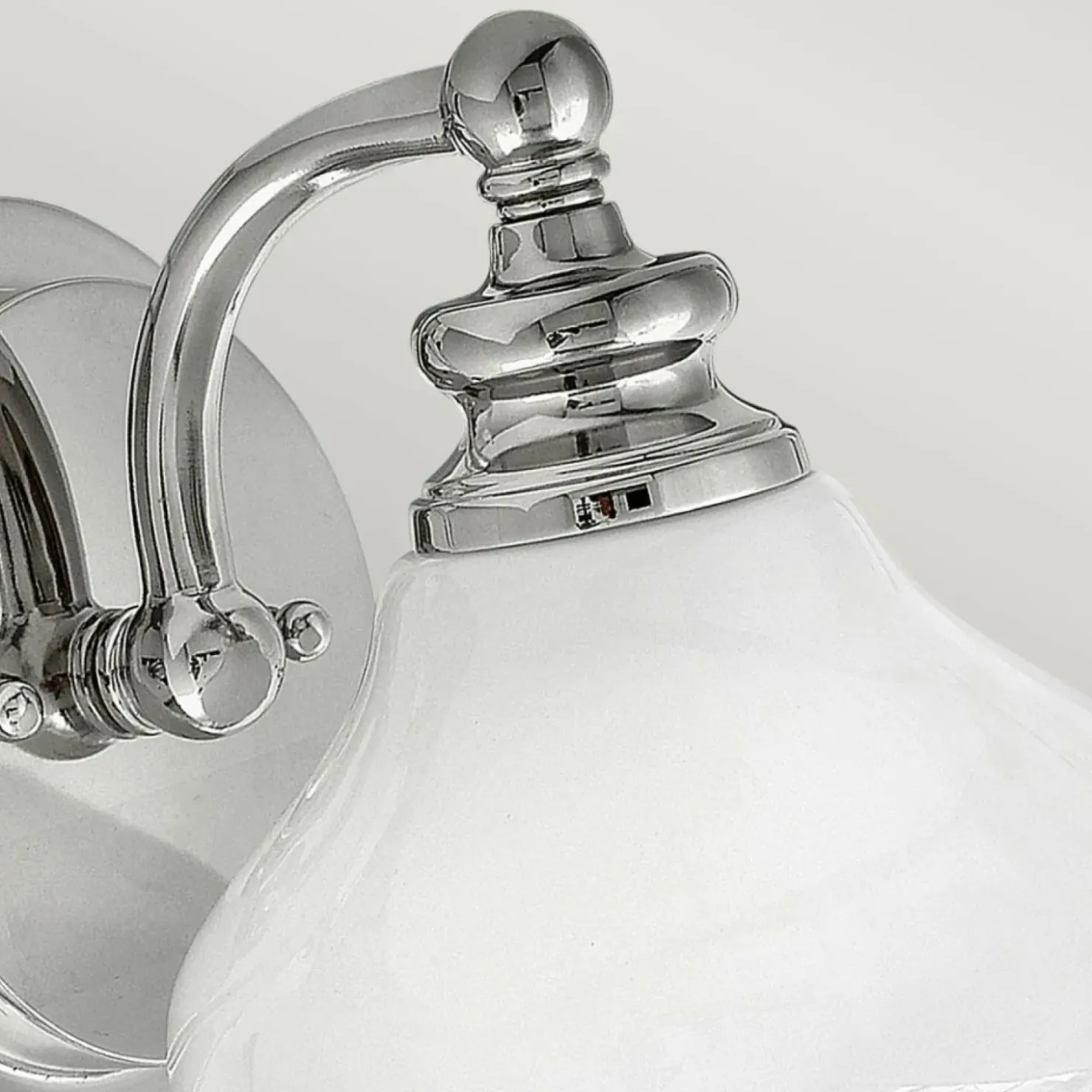 Chromowana lampa ścienna z kloszem HK-AINSLEY1-BATH z serii AINSLEY*Sklep Kaja Hot
