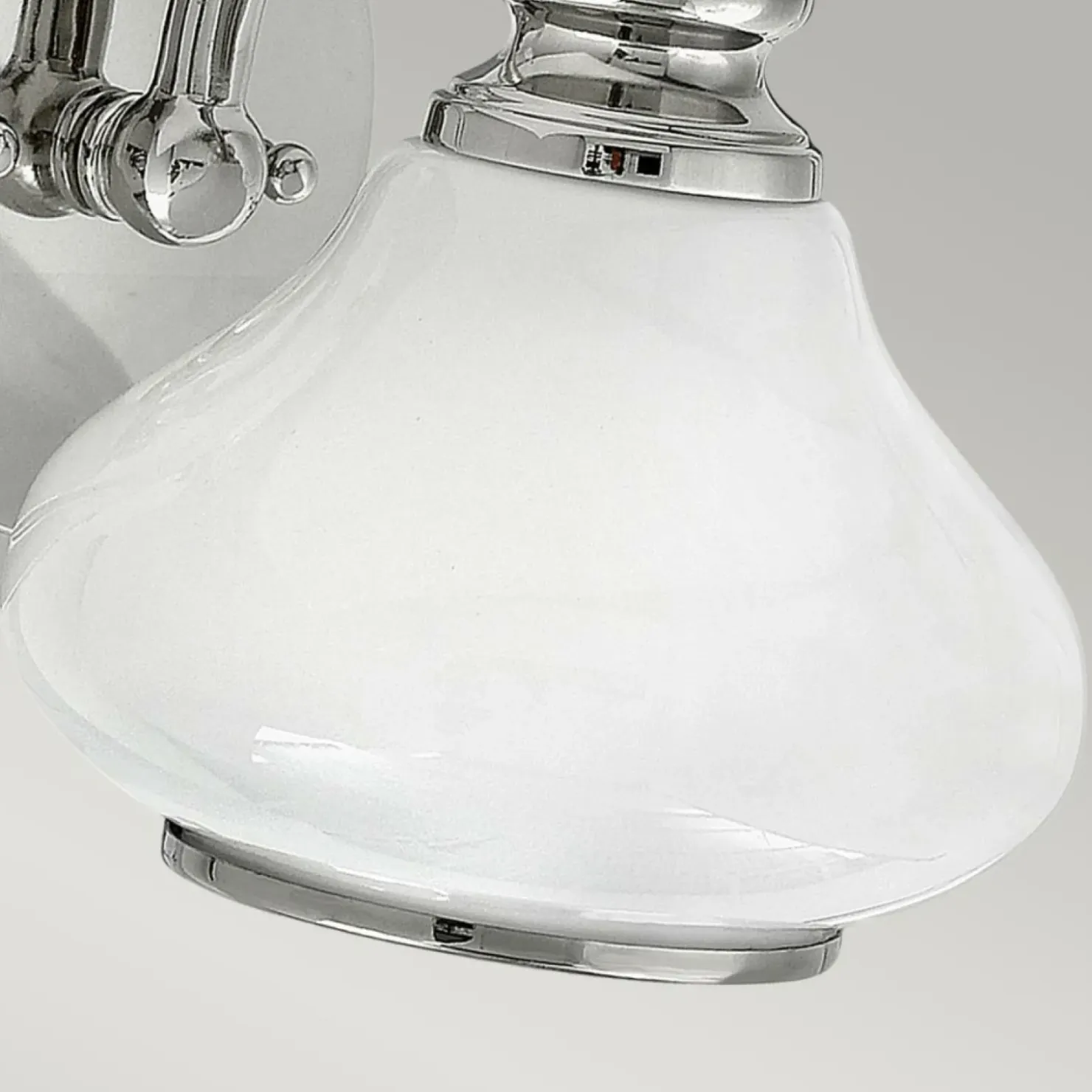 Chromowana lampa ścienna z kloszem HK-AINSLEY1-BATH z serii AINSLEY*Sklep Kaja Hot
