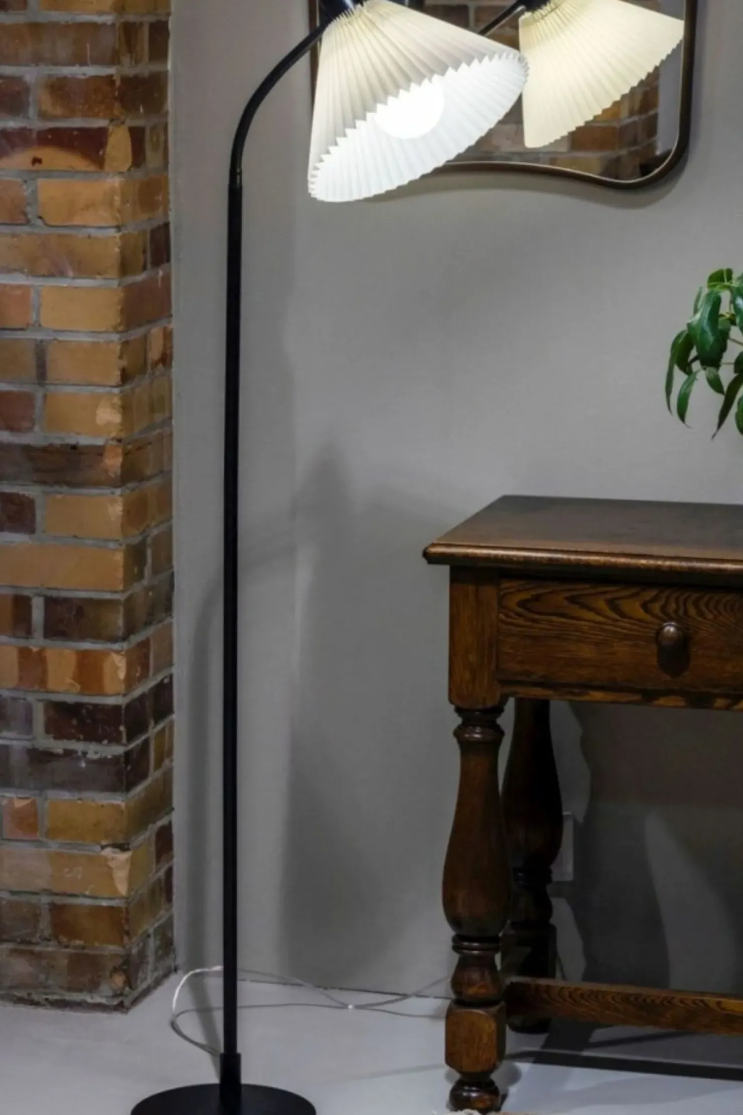 Czarna lampa podłogowa z ozdobnym abażurem 108568 z serii MIRA | Kaja*Sklep Kaja Clearance