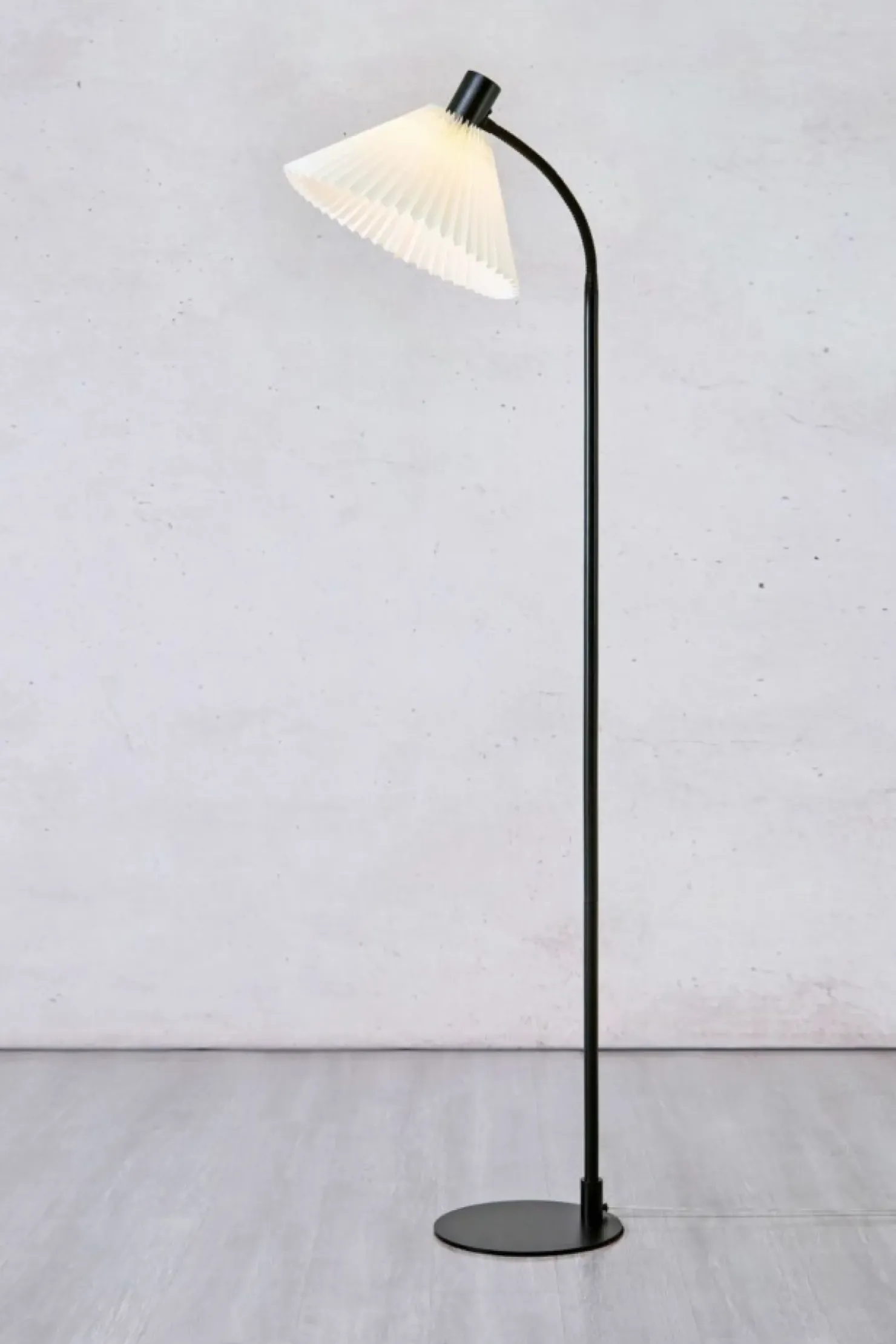 Czarna lampa podłogowa z ozdobnym abażurem 108568 z serii MIRA | Kaja*Sklep Kaja Clearance