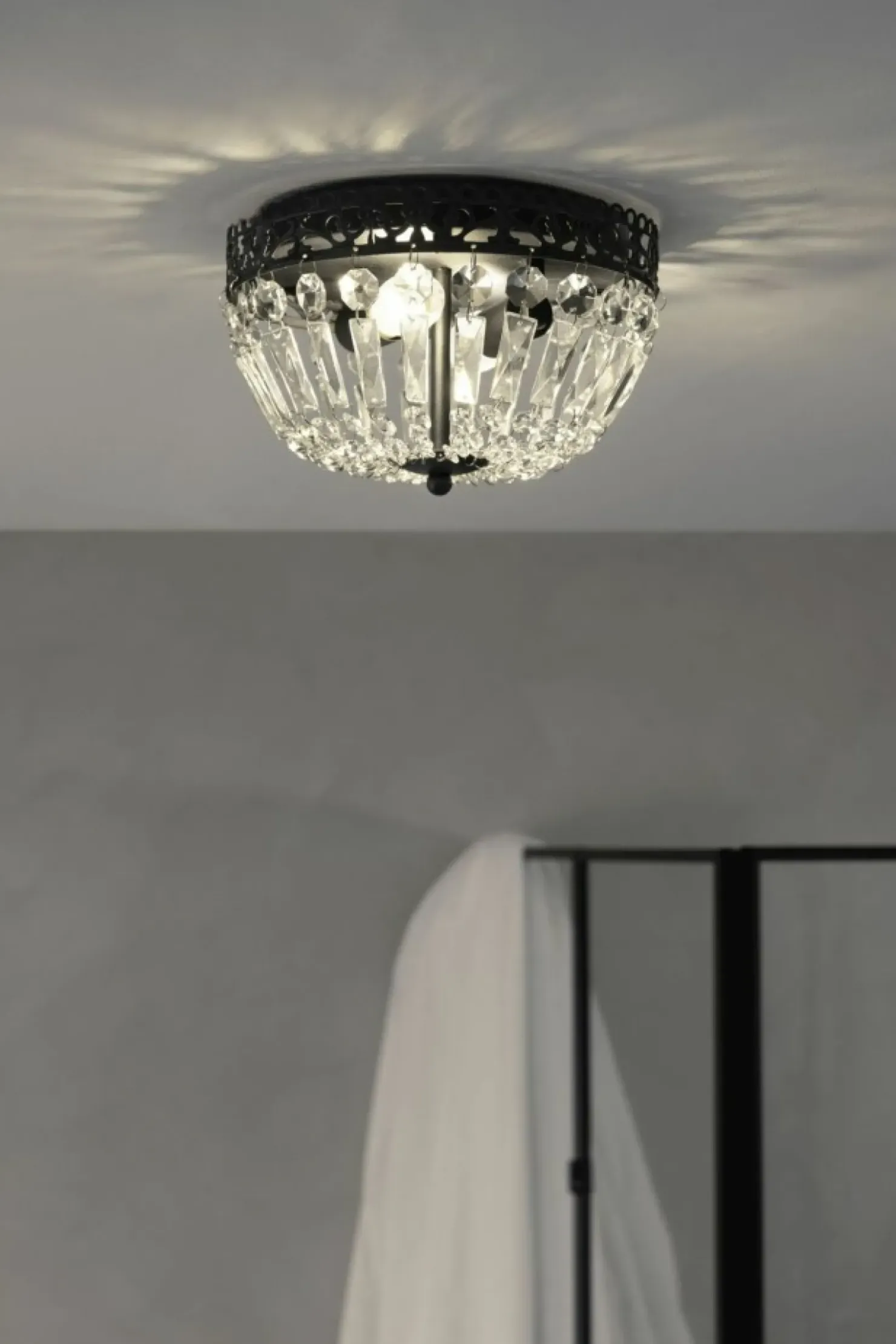 Czarna lampa sufitowa z kloszem z kryształków 108598 z serii ETIENNE*Sklep Kaja Best