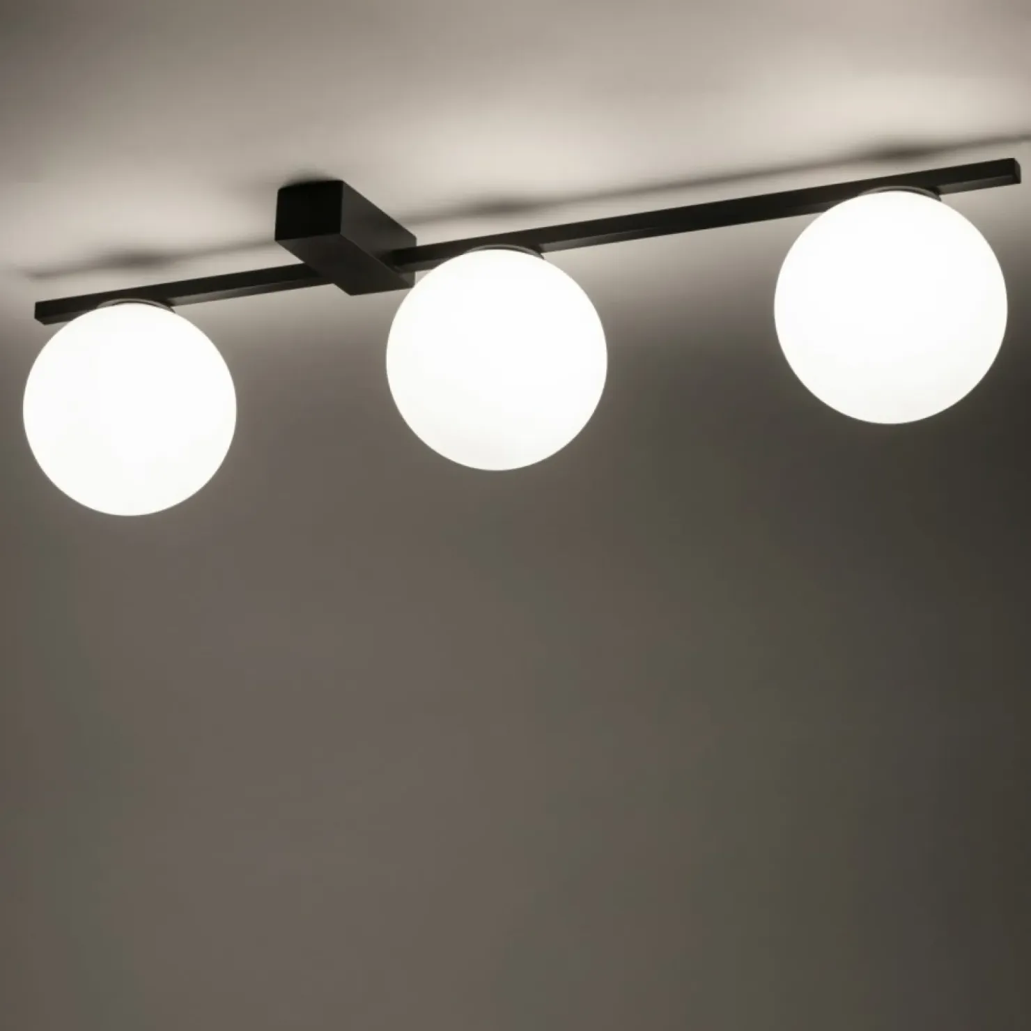 Czarna lampa sufitowa z trzema okrągłymi kloszami 10301 PIK | Kaja*Sklep Kaja Fashion