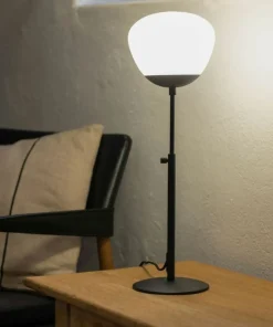 Czarna, prosta lampka nocna z mlecznym kloszem 108545 z serii RISE*Sklep Kaja Online