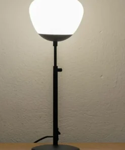 Czarna, prosta lampka nocna z mlecznym kloszem 108545 z serii RISE*Sklep Kaja Online