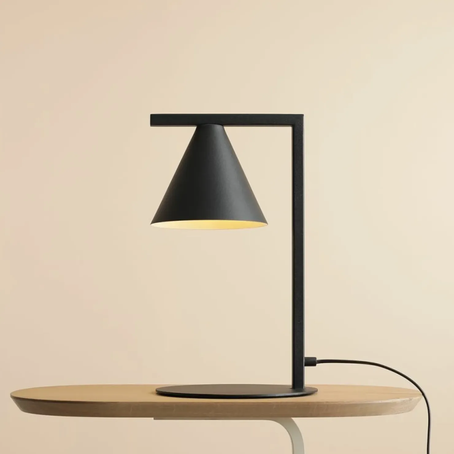 Minimalistyczna, geometryczna lampka biurkowa 1108B1 z serii FORM*Sklep Kaja Store