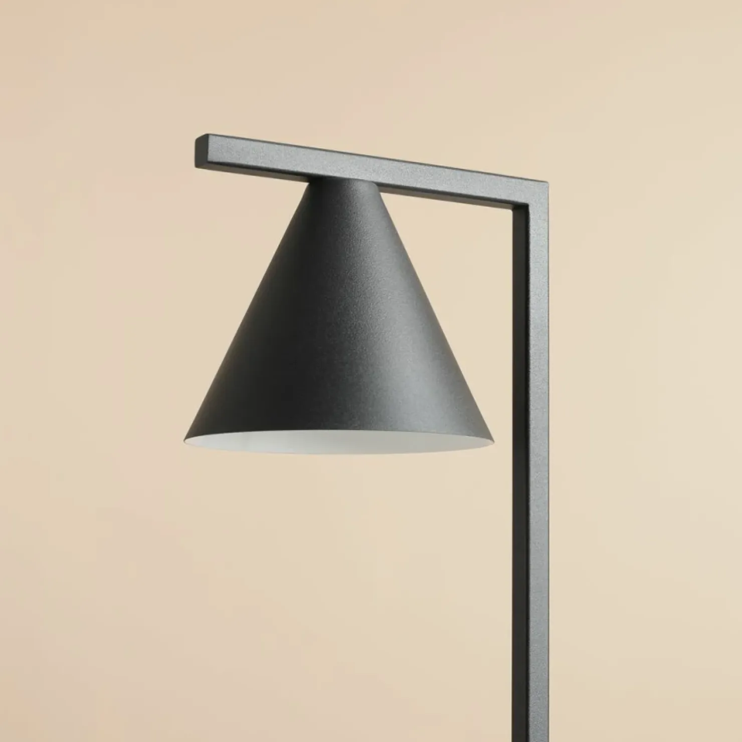Minimalistyczna, geometryczna lampka biurkowa 1108B1 z serii FORM*Sklep Kaja Store