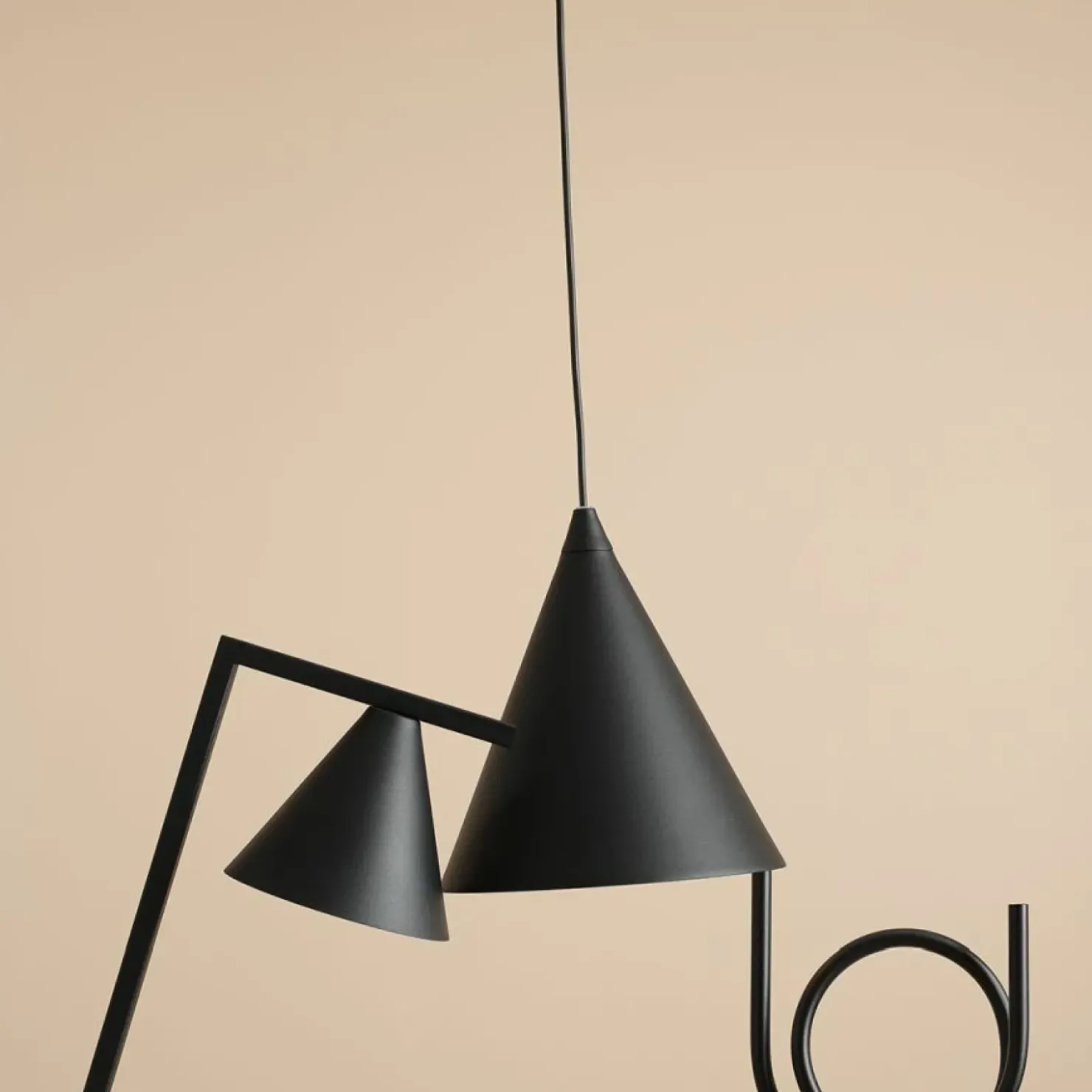 Minimalistyczna, geometryczna lampka biurkowa 1108B1 z serii FORM*Sklep Kaja Store