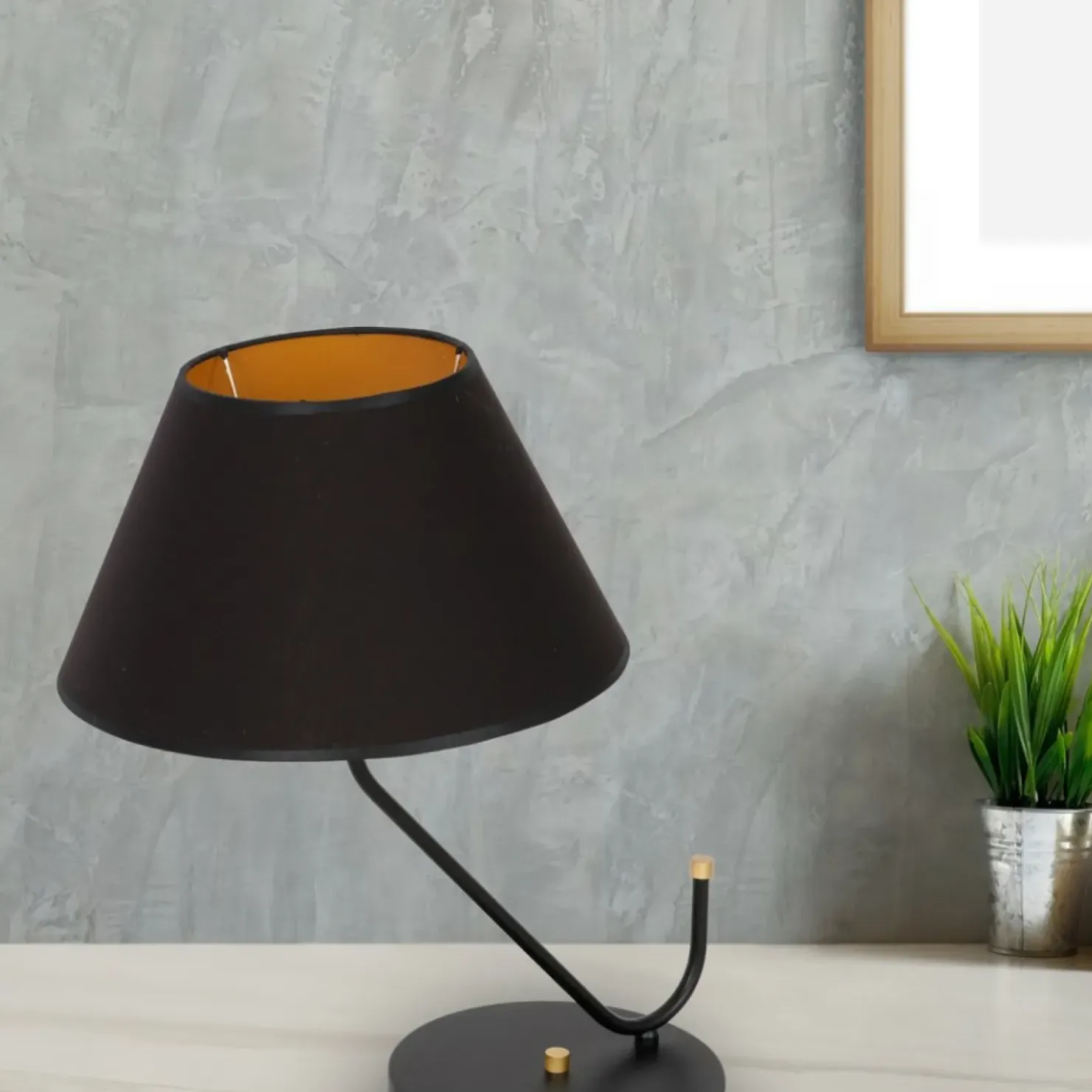 Nietuzinkowa lampa stołowa z czarnym abażurem MLP4914 z serii VICTORIA | Kaja Oś*Sklep Kaja Outlet