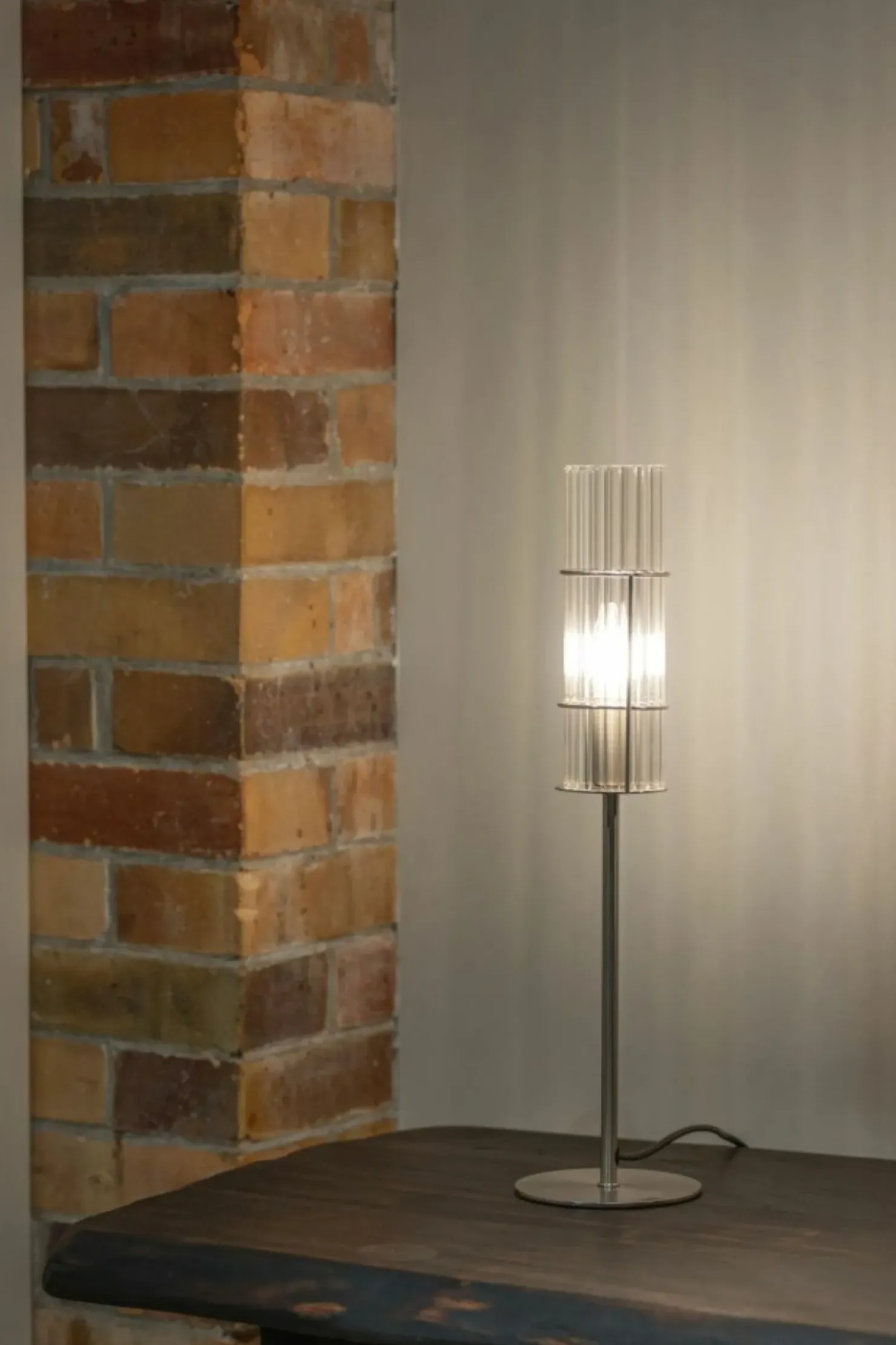 Smukła, minimalistyczna lampka stołowa do salonu 108557 z serii TUBO*Sklep Kaja New