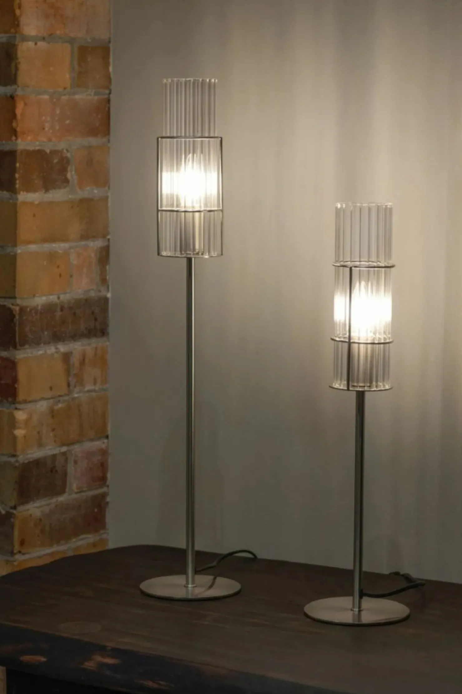 Smukła, minimalistyczna lampka stołowa do salonu 108557 z serii TUBO*Sklep Kaja New