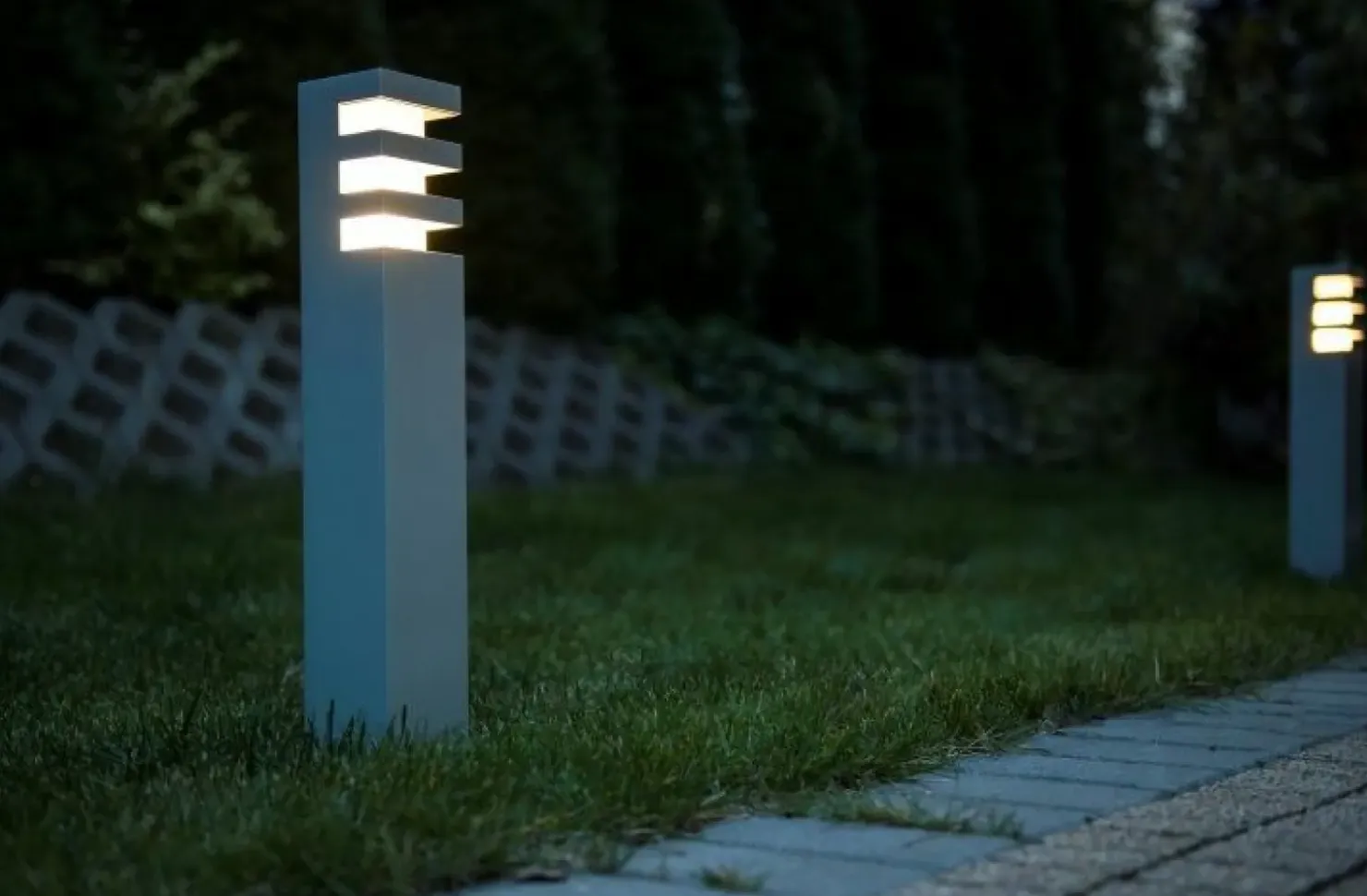 Srebrna, prosta lampa stojąca, na żarówkę E27 RADO 2 AL z serii RADO | Kaja Oświ*Sklep Kaja Best Sale