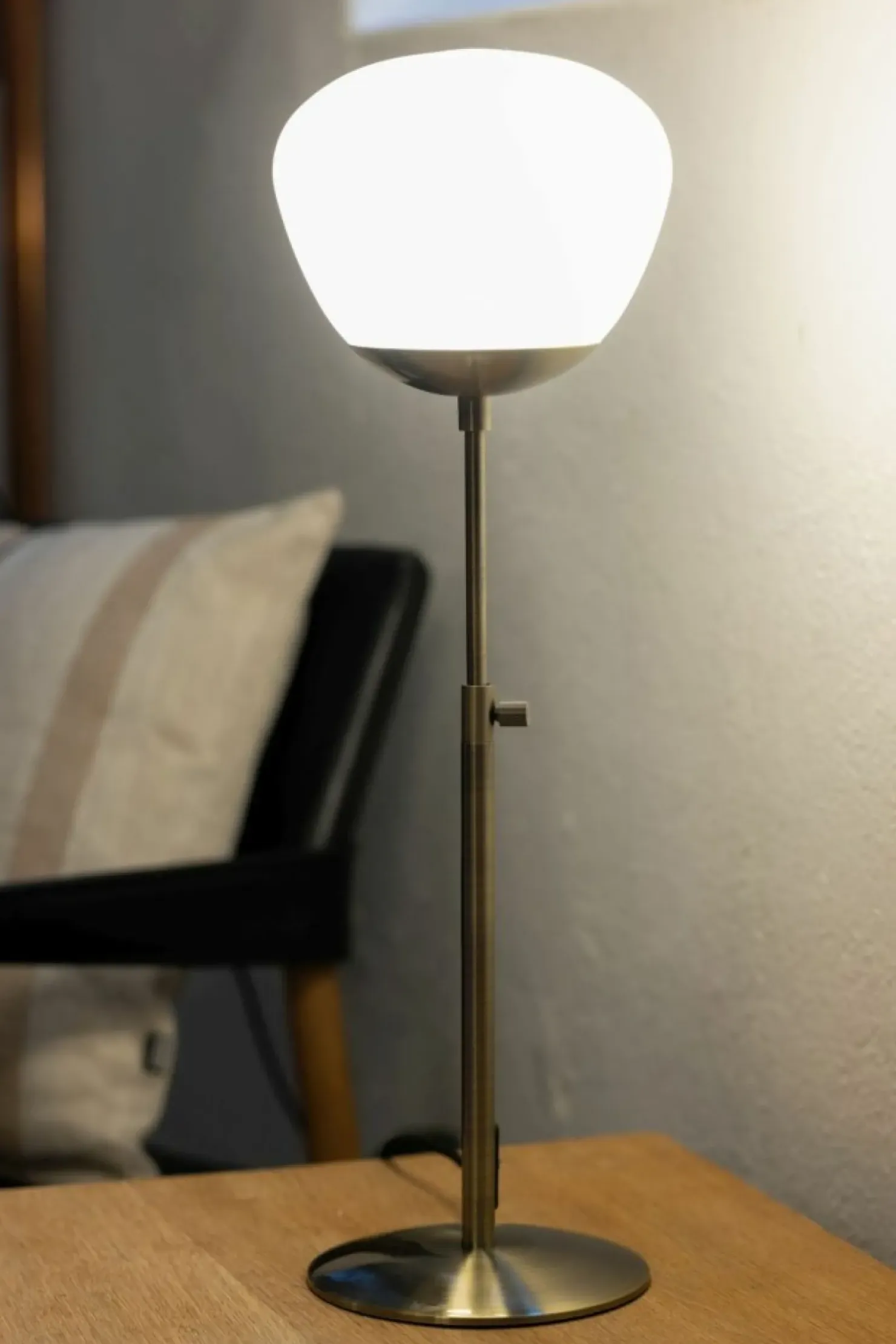 Stylowa lampka stołowa z białym kloszem, do salonu 108546 z serii RISE*Sklep Kaja Cheap