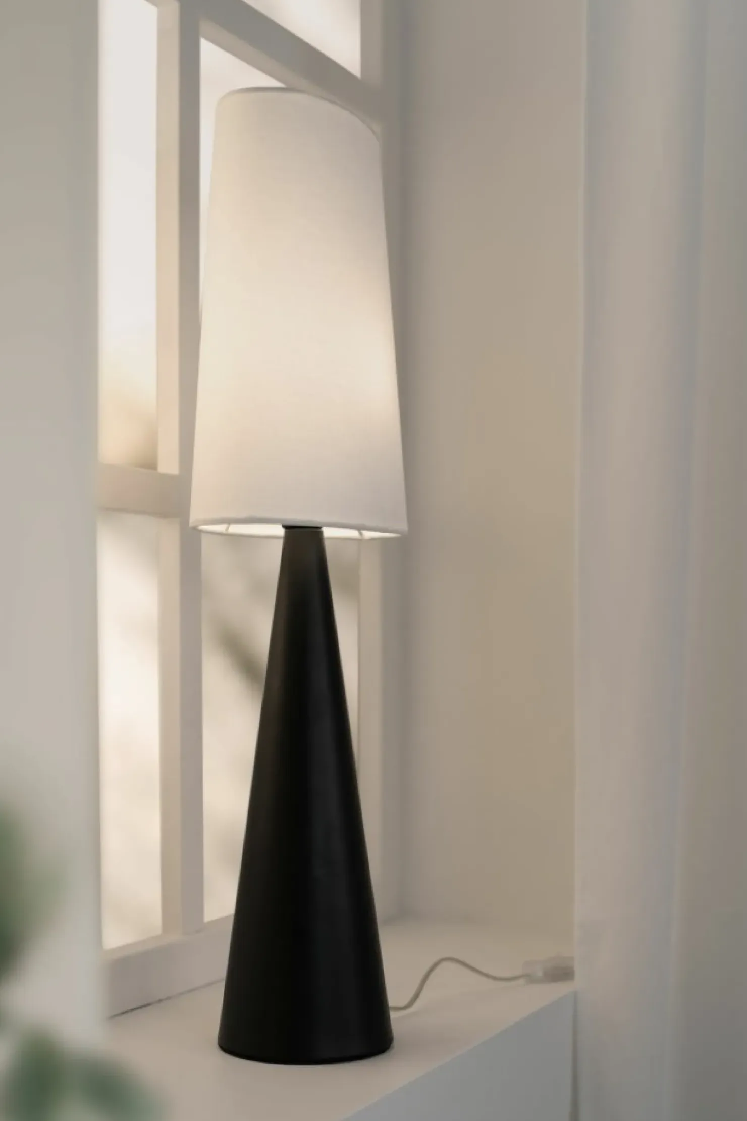 Stylowa lampka stołowa ze stożkową podstawą 108597 z serii CONUS*Sklep Kaja Shop