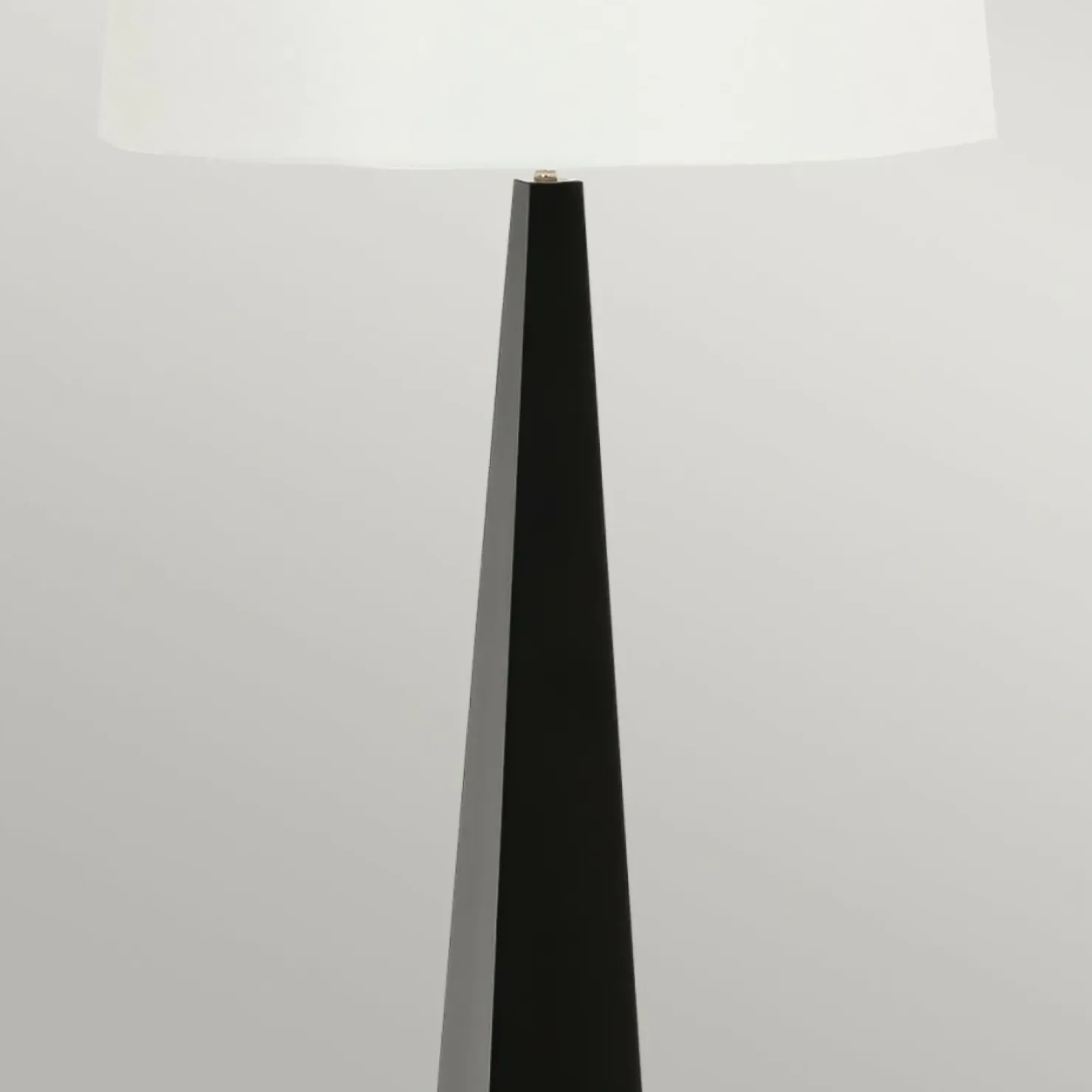 Wysoka, czarno-biała lampa podłogowa ASCENT-FL-BLK-W z serii ASCENT*Sklep Kaja Outlet