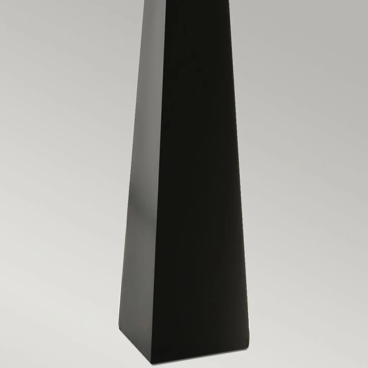 Wysoka, czarno-biała lampa podłogowa ASCENT-FL-BLK-W z serii ASCENT*Sklep Kaja Outlet