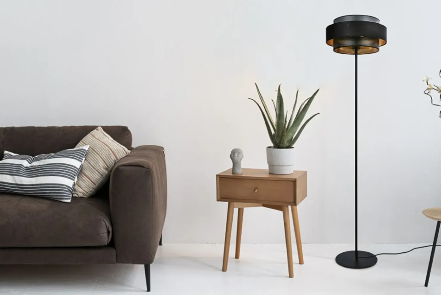 Wysoka lampa podłogowa do salonu, z abażurem K-5285 z serii AMOS*Sklep Kaja Discount