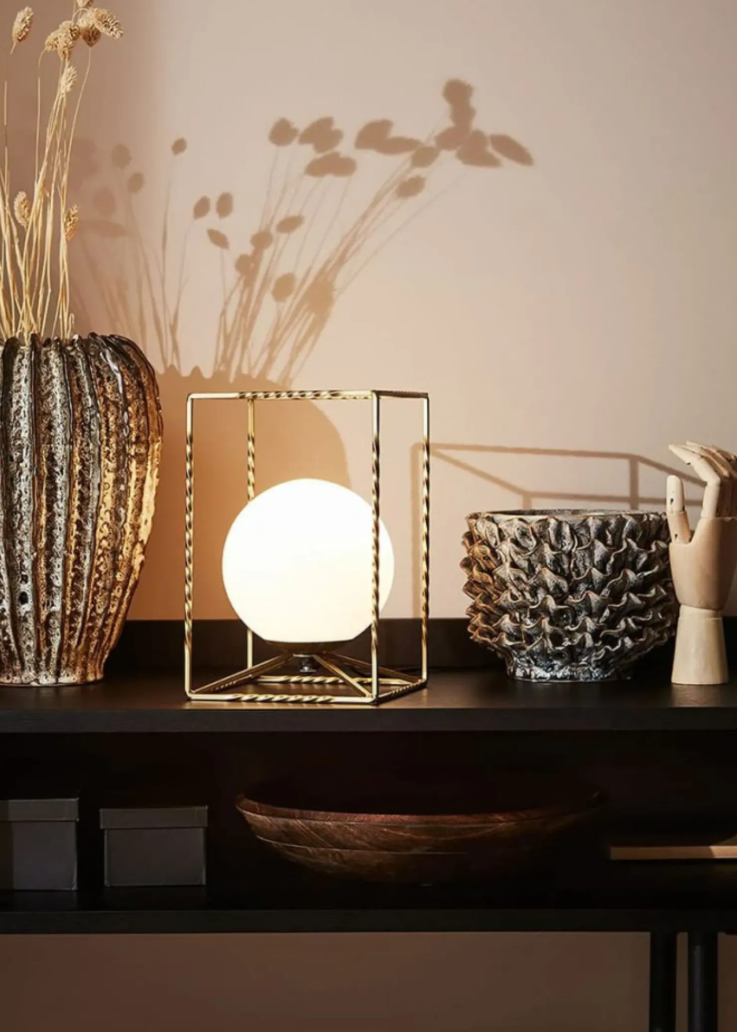 Złota lampa stołowa z białym kloszem w oprawie 107817 | Kaja*Sklep Kaja Sale
